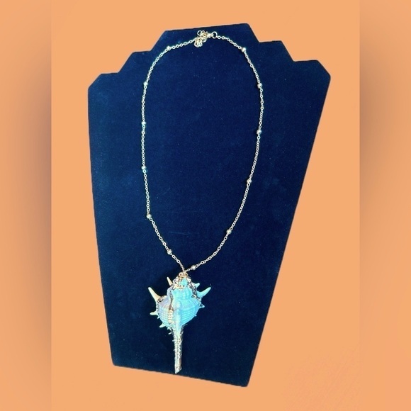 Boutique Beachy Conch Shell Pendant Necklace with Gold-Toned Cable Chain - Picture 3 of 13